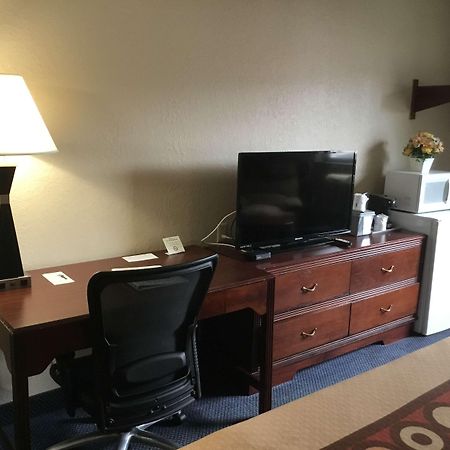 Super 8 By Wyndham Gardner Hotel Ngoại thất bức ảnh