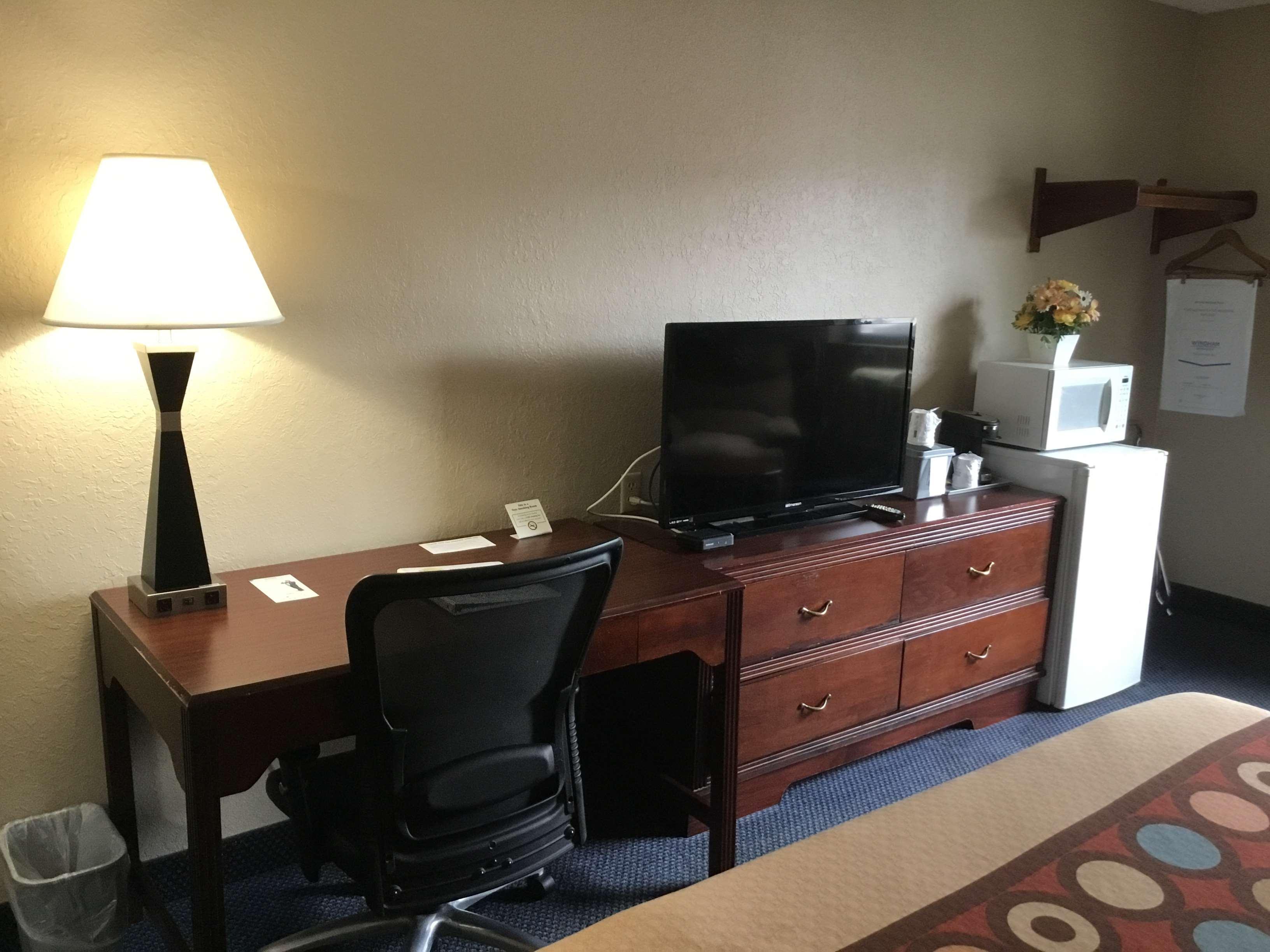 Super 8 By Wyndham Gardner Hotel Ngoại thất bức ảnh