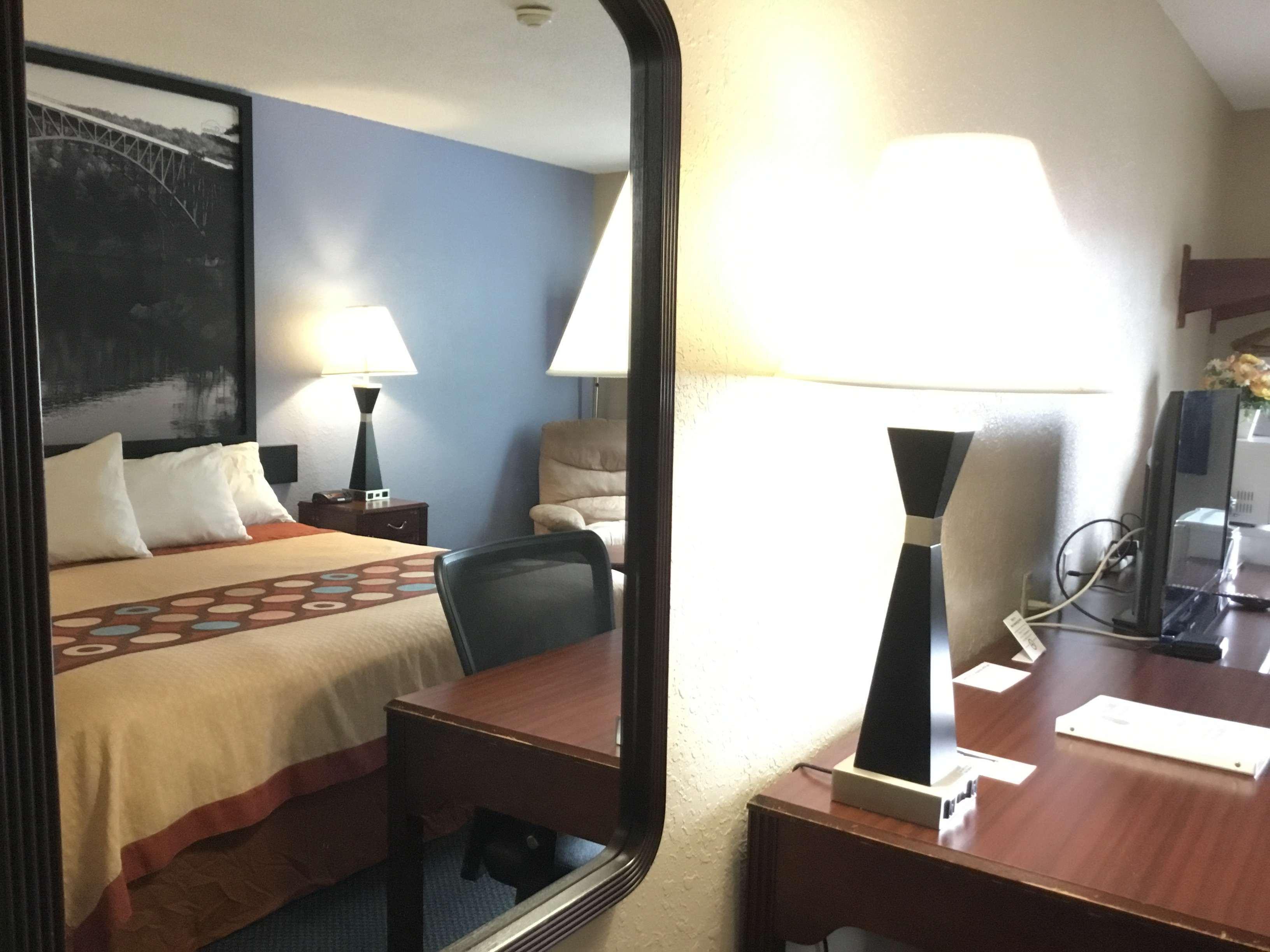 Super 8 By Wyndham Gardner Hotel Ngoại thất bức ảnh