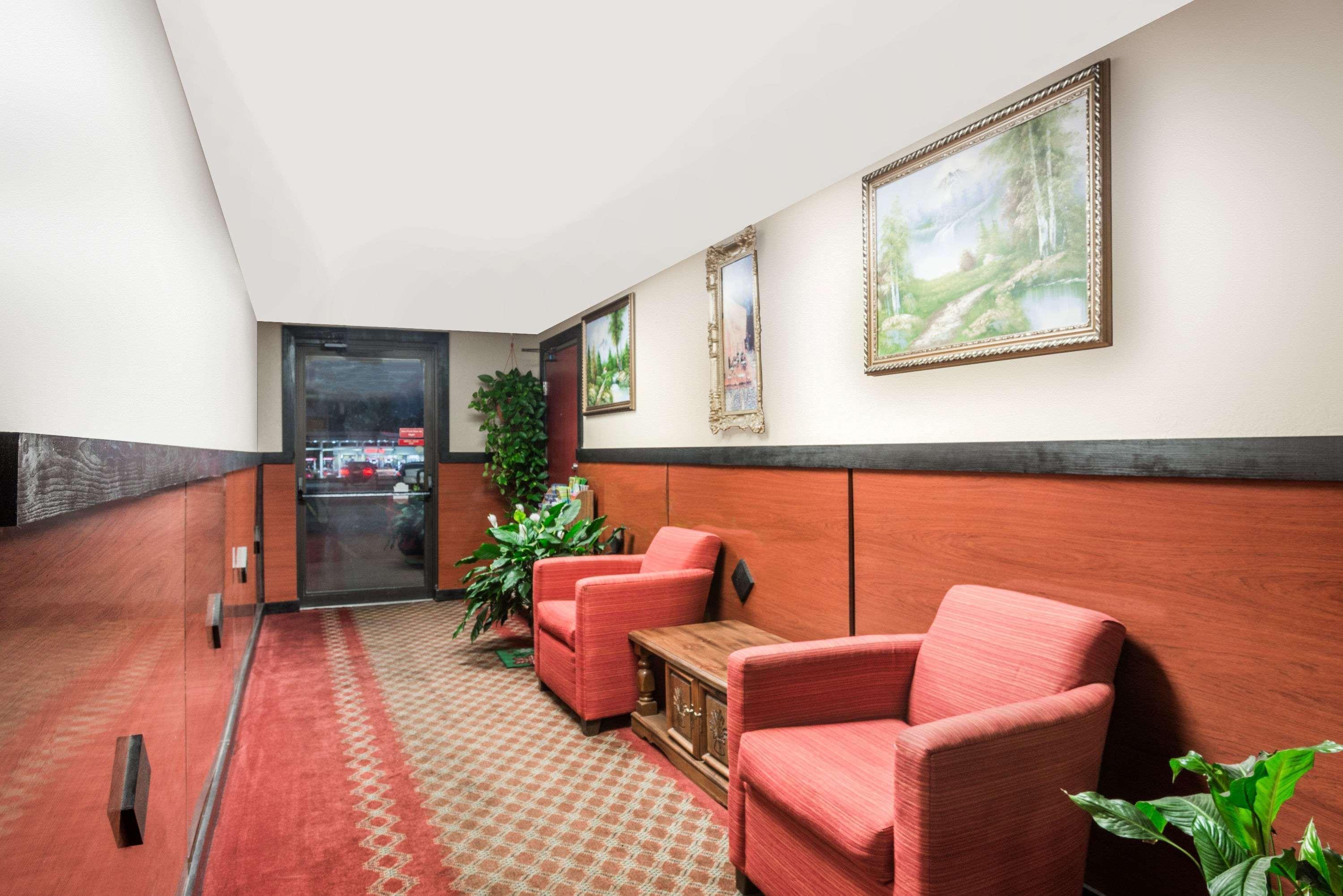 Super 8 By Wyndham Gardner Hotel Ngoại thất bức ảnh