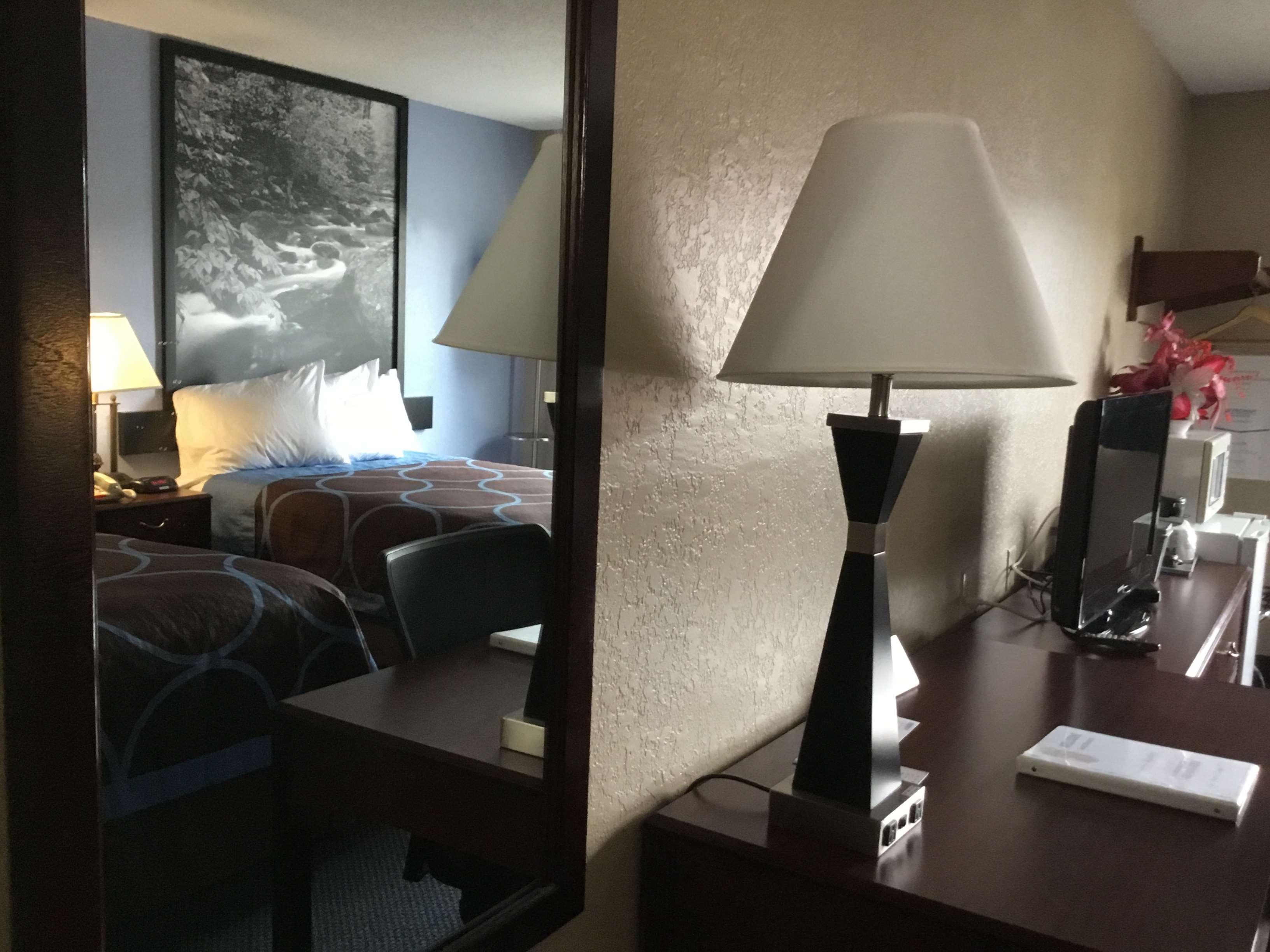 Super 8 By Wyndham Gardner Hotel Ngoại thất bức ảnh