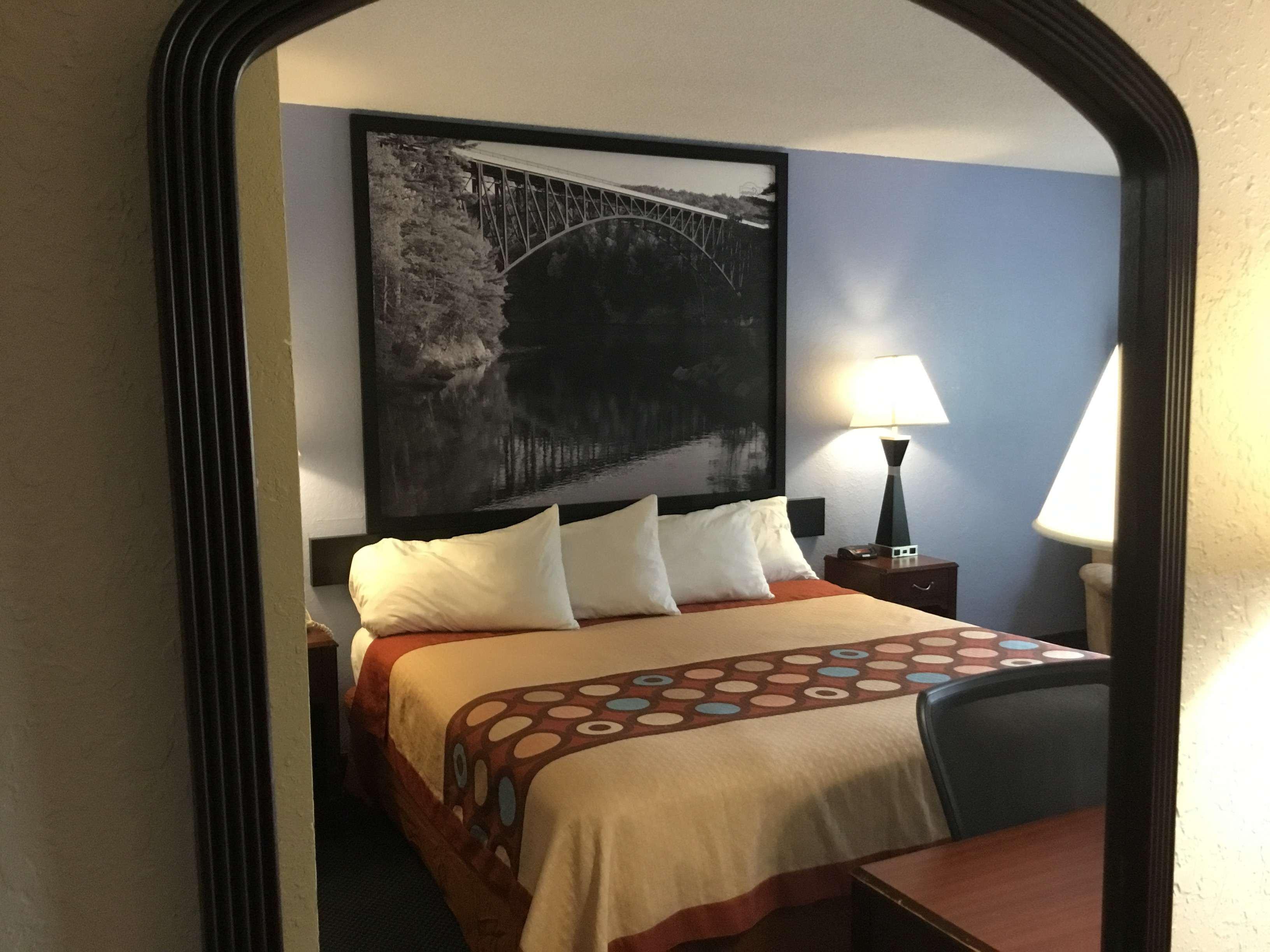 Super 8 By Wyndham Gardner Hotel Ngoại thất bức ảnh
