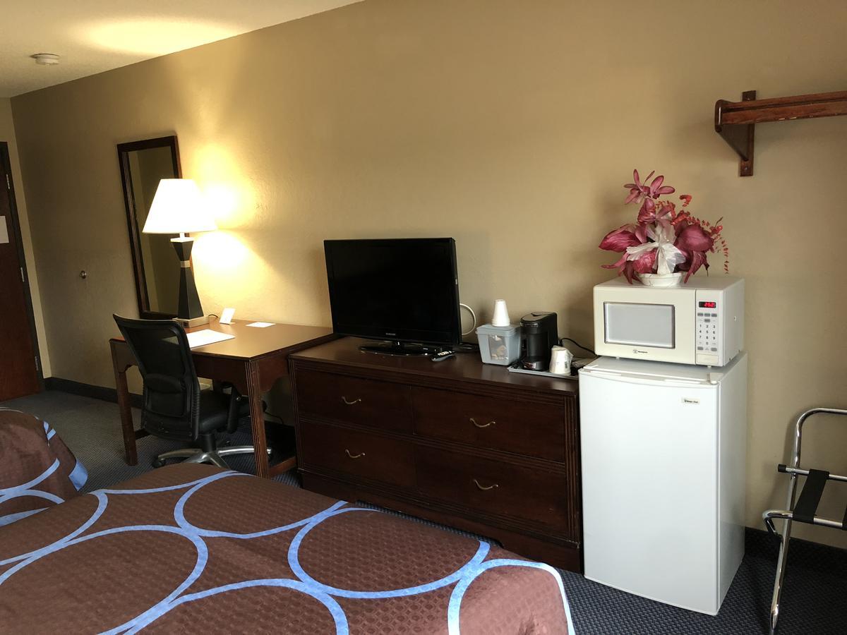 Super 8 By Wyndham Gardner Hotel Ngoại thất bức ảnh